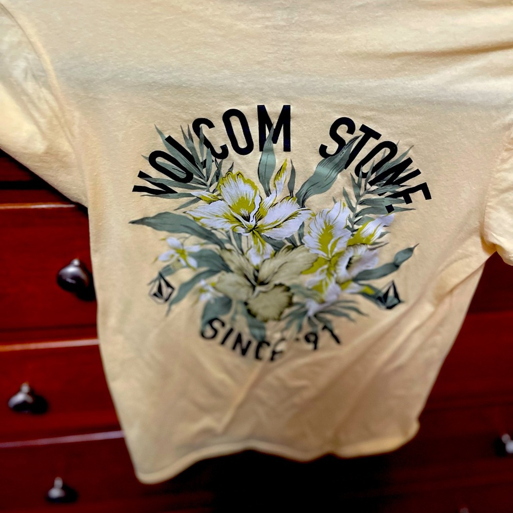 Volcom skate shirt size small